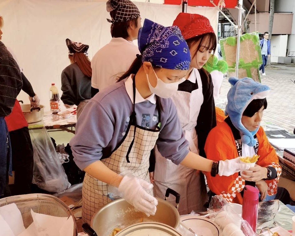 volusuta19's tweet photo. 【活動紹介】
🍟摂大祭🍟

今回は、11/1(土)～11/3(月)に実施した『摂大祭』について紹介します！

『摂大祭』では、フランクフルト・ポテト・たこせん・焼きそばの4品を出店しました！

ボラスタは学内でも活動しています！
気になった子はDMしてね！

#摂南大学
#摂南大学ボランティア・スタッフズ https://t.co/HJQ0jOOyZf