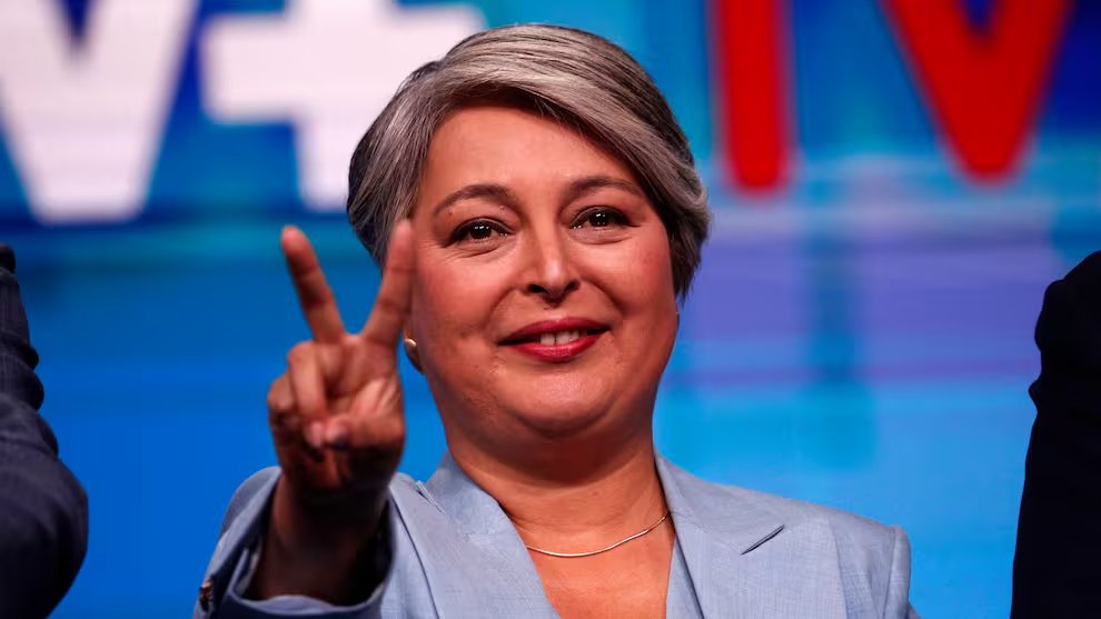 JorgeSharp's tweet image. ¿Por qué @jeannette_jara puede ser la próxima presidenta de Chile?

Por su gran desempeño en el debate de hoy, que puede resumirse en dos palabras: amabilidad y firmeza.

Amabilidad. Para hablar de forma sencilla y empática a las familias chilenas. En cada propuesta busca ponerse…