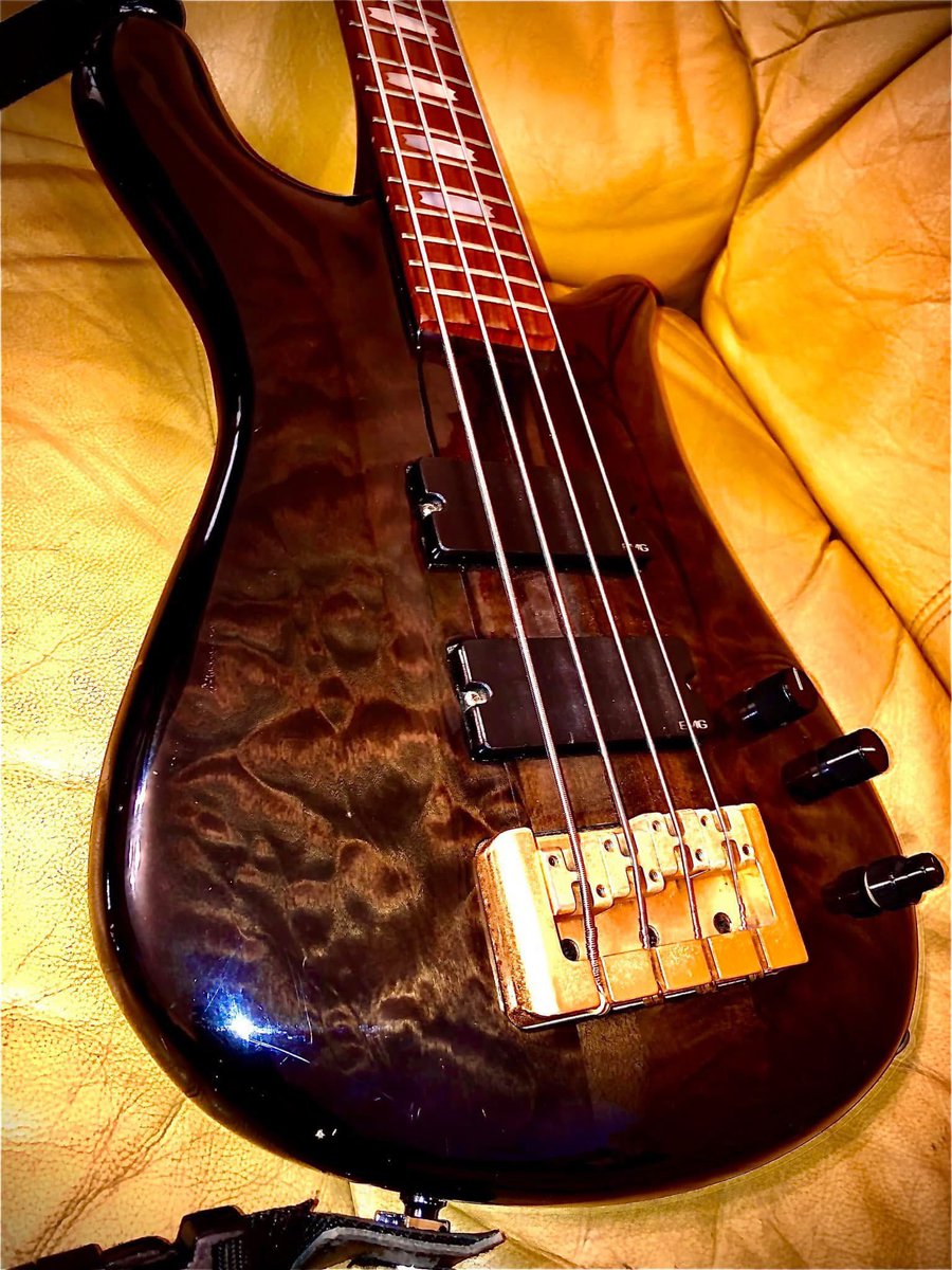 Marshall200W's tweet photo. 11月11日はベースの日らしいですね。
１本しか持ってないですけど💦
#ベースの日
#11月11日ベースの日 https://t.co/2H9OLE30xD