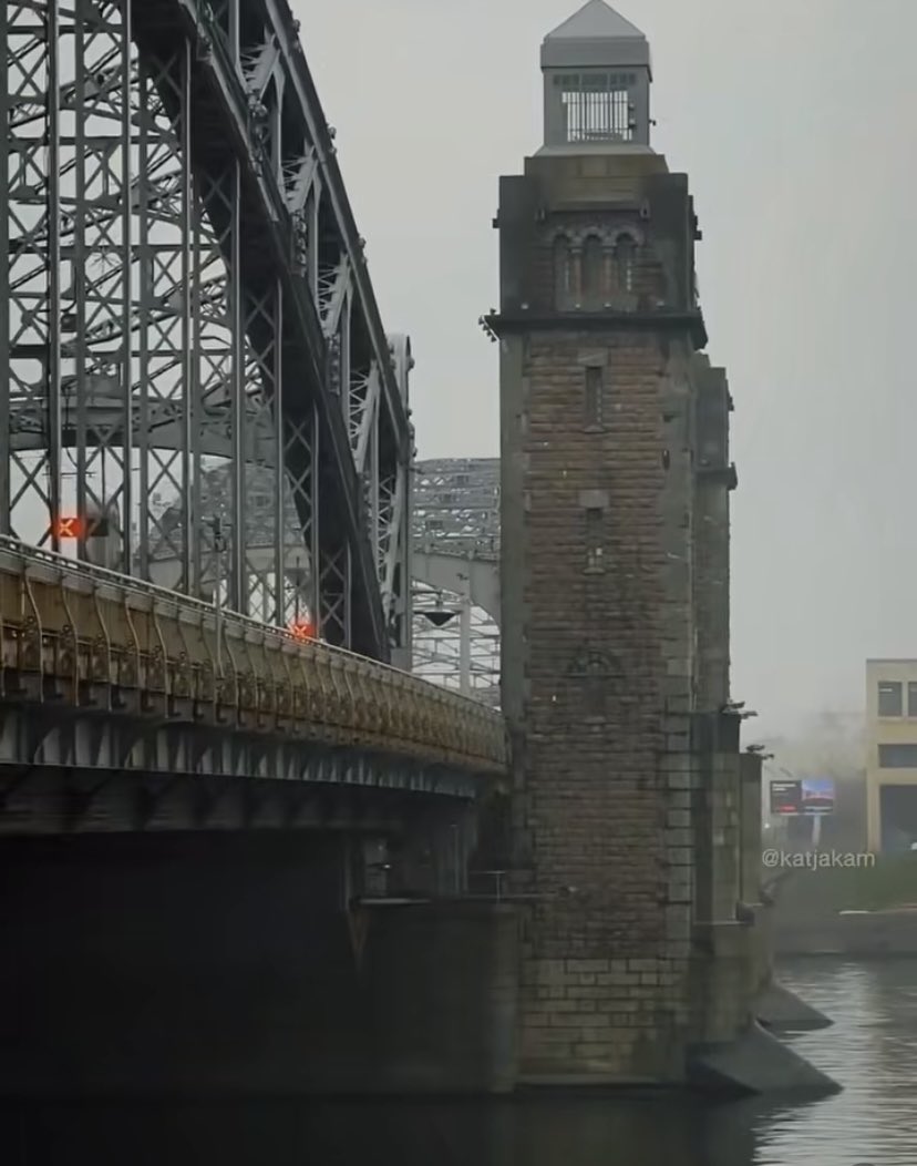Доброе утро, Петербург!
У нас 4°, ветер 1-2 м/сек., пасмурно,лёгкий туман, слегка моросит…🍂☔️
Восход солнца в 8,44, закат в 16,39.