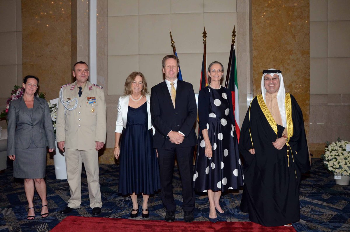 BahrainEmbKW's tweet image. حضر سعادة السفير صلاح علي المالكي، سفير مملكة البحرين لدى دولة الكويت، حفل الاستقبال الذي أقامه سعادة السيد هانز كريستيان فون رايبنيتز، سفير جمهورية ألمانيا الاتحادية لدى دولة الكويت، بمناسبة اليوم الوطني. وذلك بحضور عدد من المسؤولين وأعضاء السلك الدبلوماسي المعتمدين.