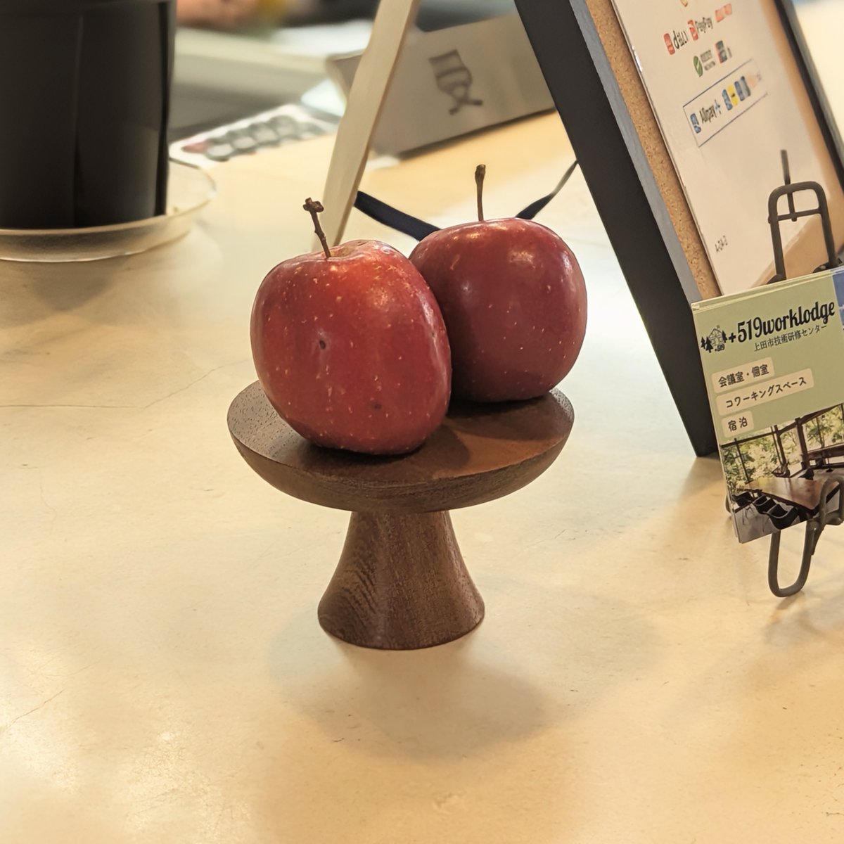 519worklodge's tweet photo. 秋真っ盛りですね🍂
519では季節の果物がみなさまをお出迎えさせていただいております🍎

コワーキングエリアも今が紅葉の見頃です！
ぜひお仕事しがてら紅葉狩りにもいらしてくださいね🍁

#紅葉スポット長野 #コワーキングスペース長野 #リモートワーク #上田市 https://t.co/thcWDivJKo