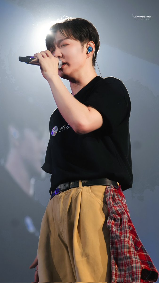 0321_zz6lcs's tweet photo. 251107  ENDAND 서울 콘서트

불빛을 받아 반짝반짝 빛나는 미모✨️

 #이창섭 #LEECHANGSUB 
#비투비 #BTOB 
@LeeCS_BTOB https://t.co/2UZ4byKSkB