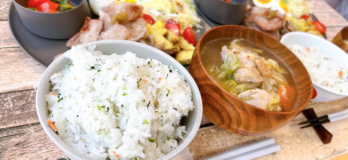 usausami2222's tweet photo. ARASの食器を買ってから、ワンプレートおかずをよく作るようになりました。蒸し料理を勉強して、一度に沢山のおかずが作れるようになりました。野菜と栄養タップリのプレートです。 https://t.co/Diy7zP005C