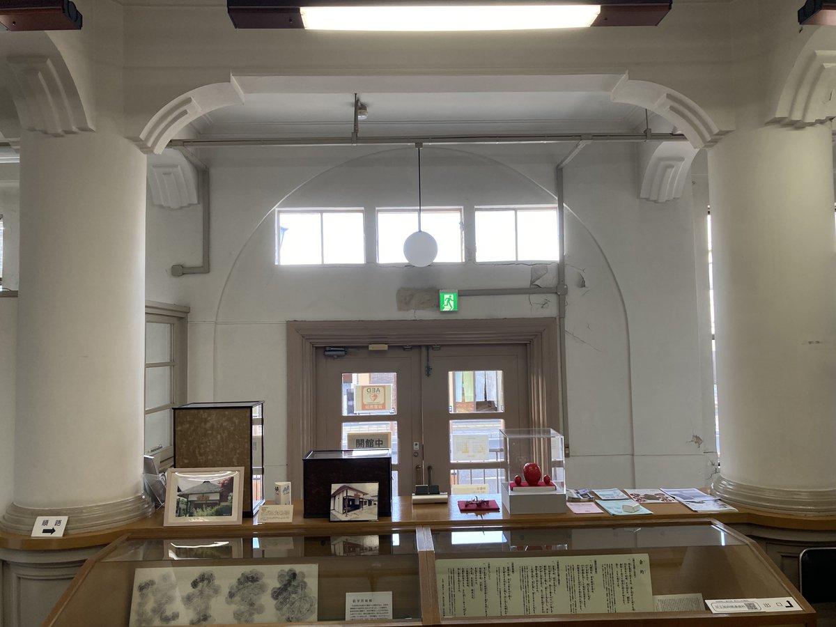 先日NHK Eテレのおとな時間研究所でも取り上げて頂きました岩槻郷土資料館。
先日スタンプ用のインク補充と設置台を交換しました。
アールデコ様式の装飾が施されたモダン建築な建物は、いつ来ても見惚れてしまします♪
#岩槻 #郷土資料館 #武州鉄道