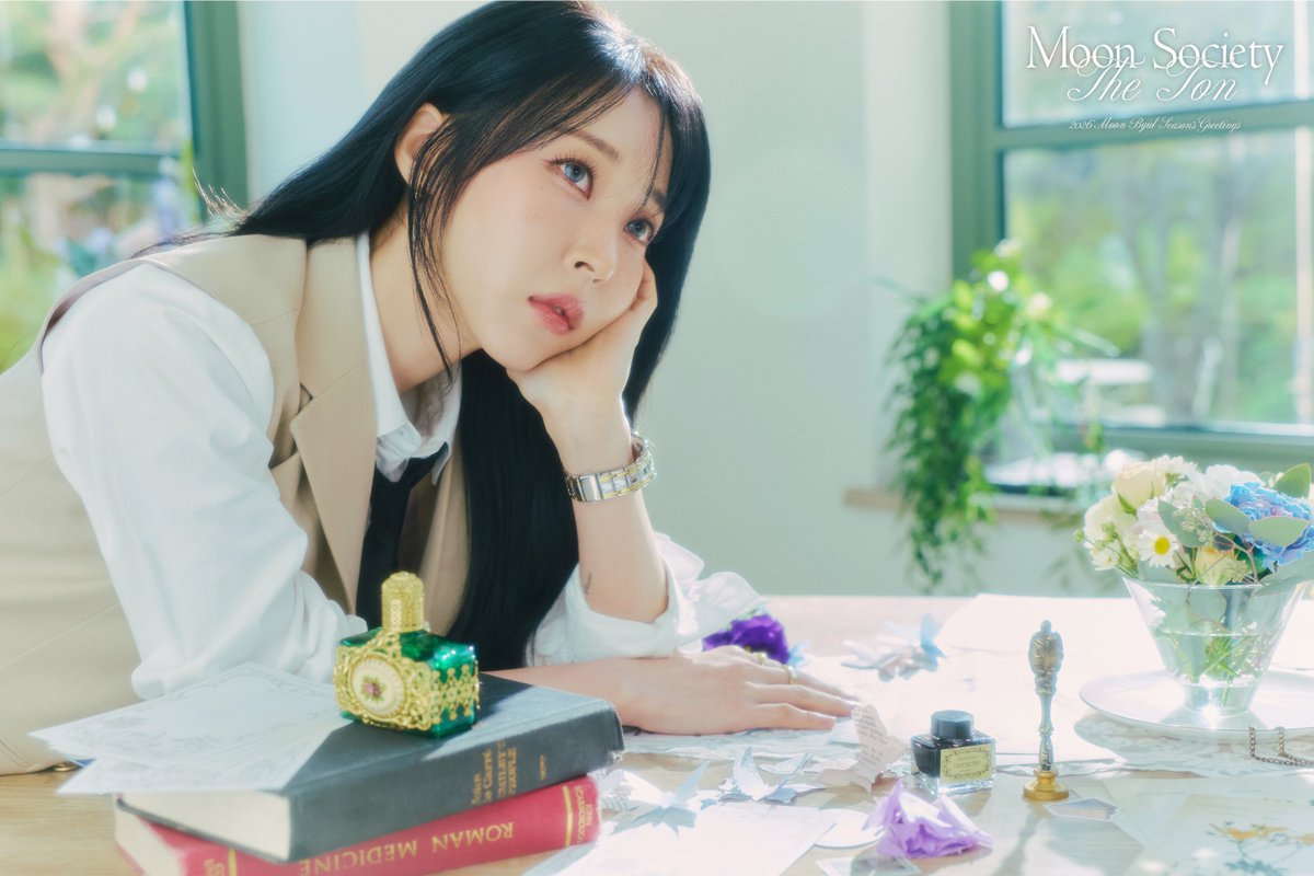 MOONBYUL DOING A BRIDGERTON INSPIRED SEASONS GREETINGS OH MY GOD????