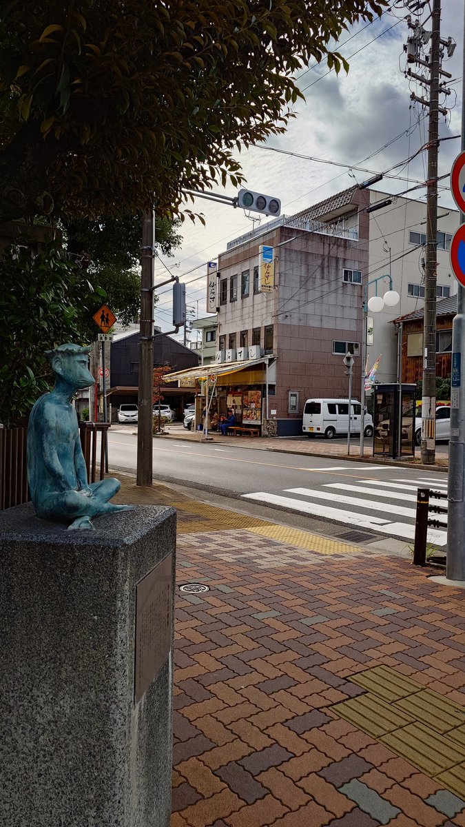 今日のお昼ご飯は仙石すし本店さんで「中トロ&amp;赤身スペシャルランチ海鮮丼(並)」を😋

まりん&amp;ゆづぽの #すしすたーず コンビがYouTube動画で行ってたとこ🍣

とても美味しかった😃

2人の待ち合わせ場所だったカッパ像もすぐ近くに🙂🥒

#坂本真凛 #石黒友月 #SKE48