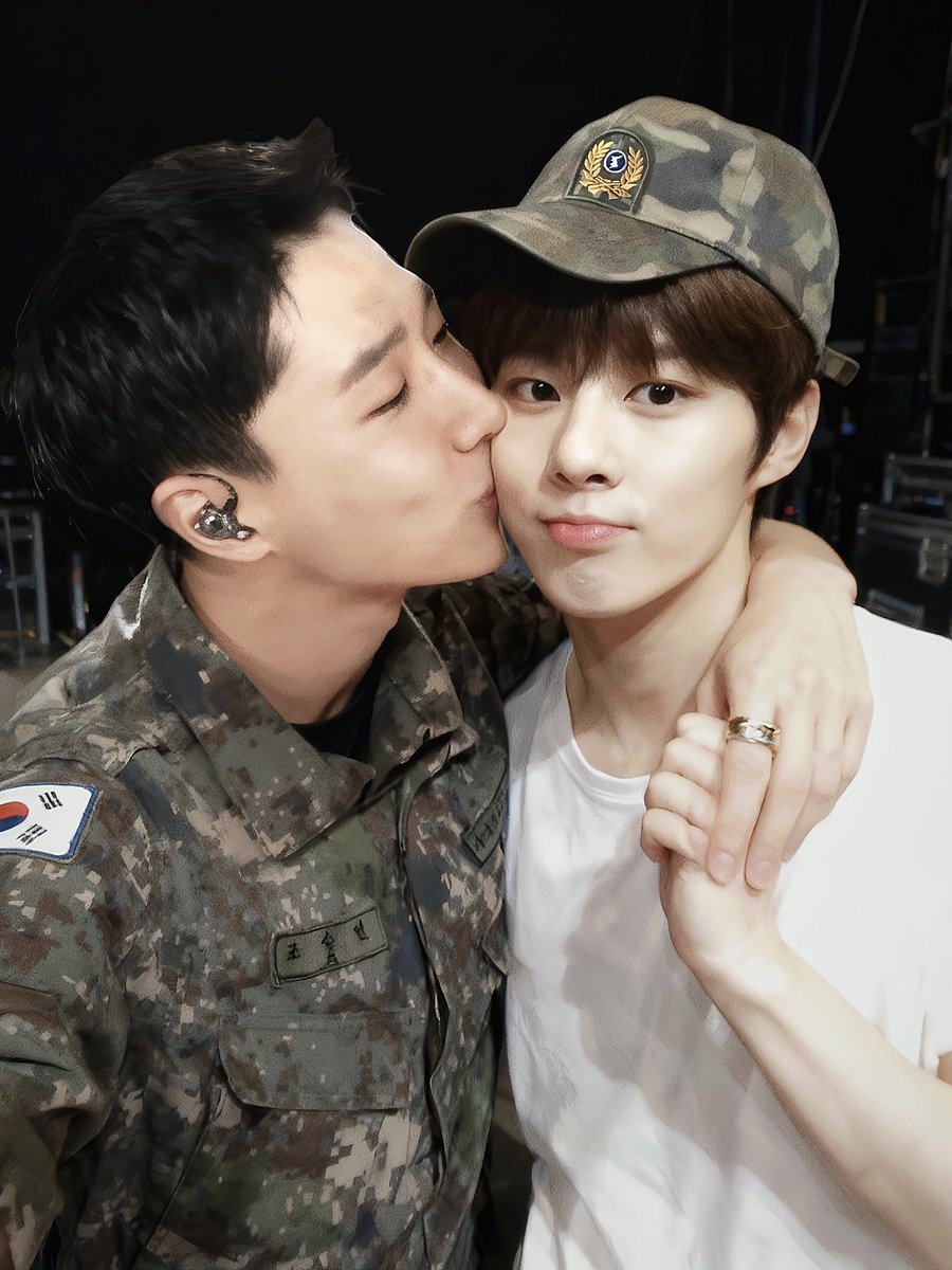 woo96s's tweet photo. 석Drowning 부르고 백스테이지에서 🪖😙 https://t.co/c9PIuqkndj