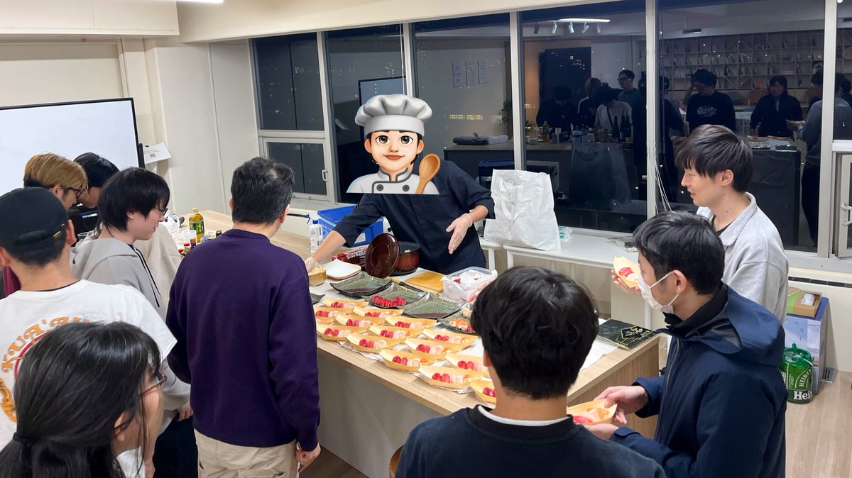 takejune's tweet photo. 先日オフィスで寿司を握ってもらったらあまりにも良すぎたので、社外���人も来てもらえる形で2回目をやります。気軽に遊びに来てね！🍣🍣🍣 - スマバン寿司会 https://t.co/ASiQ6Q9xRI https://t.co/8j81wweeyS