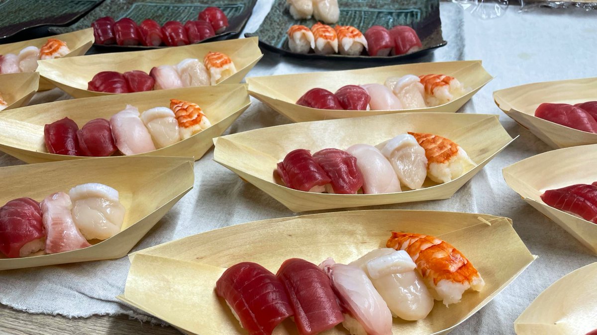 takejune's tweet photo. 先日オフィスで寿司を握ってもらったらあまりにも良すぎたので、社外���人も来てもらえる形で2回目をやります。気軽に遊びに来てね！🍣🍣🍣 - スマバン寿司会 https://t.co/ASiQ6Q9xRI https://t.co/8j81wweeyS