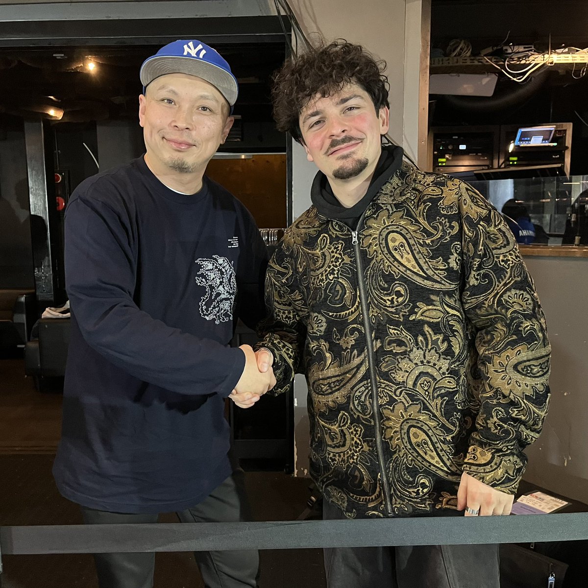 【COLATAPAの思い出】
COLATAPA開催が決まったのはRiver’のワンマンの日でした。
日本に移住したばかりのColapsに「一緒にイベントやろうよ」と声をかけたら「面白そうだね、いいよ」と言ってもらえてガッチリ握手🤝
その場面をyukkeさんに撮ってもらった一枚です📷

#COLATAPA #コラタパ