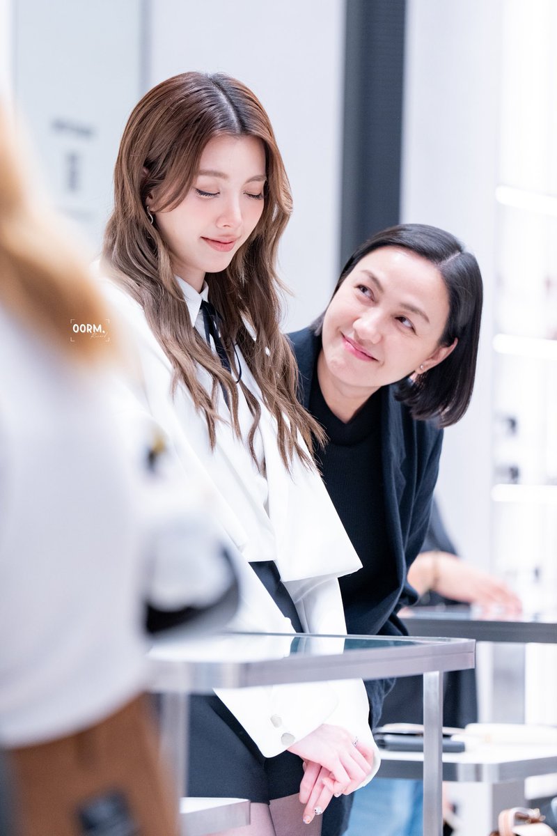 Orm_CN_Trend's tweet photo. Mom koy is always by her side.
Look at her tenderly

ORM X CHARLESKEITH TH 
#OrmCharlesKeithShowcase 
#Ormkornnaphat #ออมกรณ์นภัส @ormmormm https://t.co/UuZ3glh14r