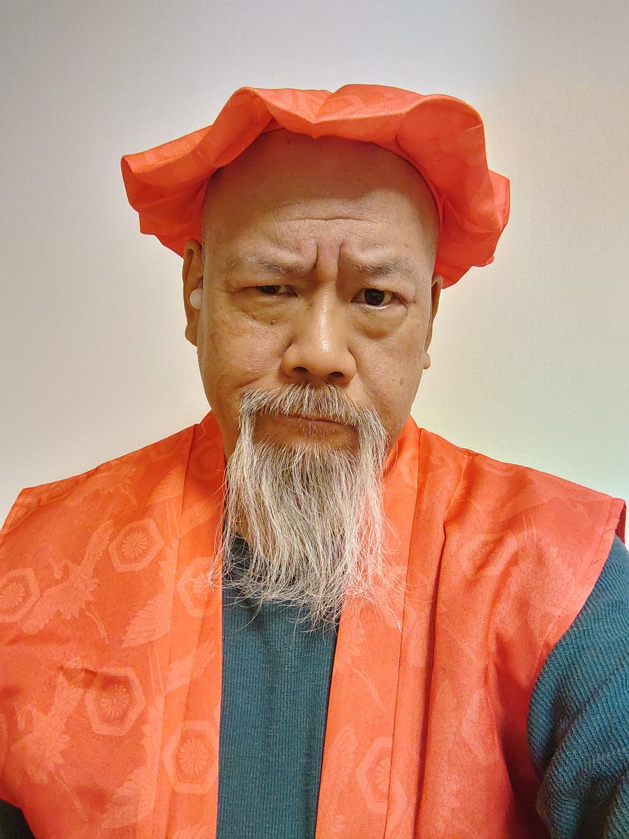 このヒゲのせいで
違和感なく着こなせている気がしますw