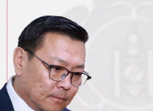 Нүүрчид ямар ч хамаагүй үнээр ялах гэж улайрч бгаа юм бн
Аймгуудаас их хурлын төлөөлөгчдөө мөнгөөр худалдаж авч бгаад баригдажээ
Уг нь тийм үйлдлийг хяналтын хороонд мэдэгдээд хасуулах ёстой бдаг гэтэл Хяналтын хороог нь АБ-ын боол Баярбаатар ахлаж бгаа учраас хасахгүй бгаа гэнэ