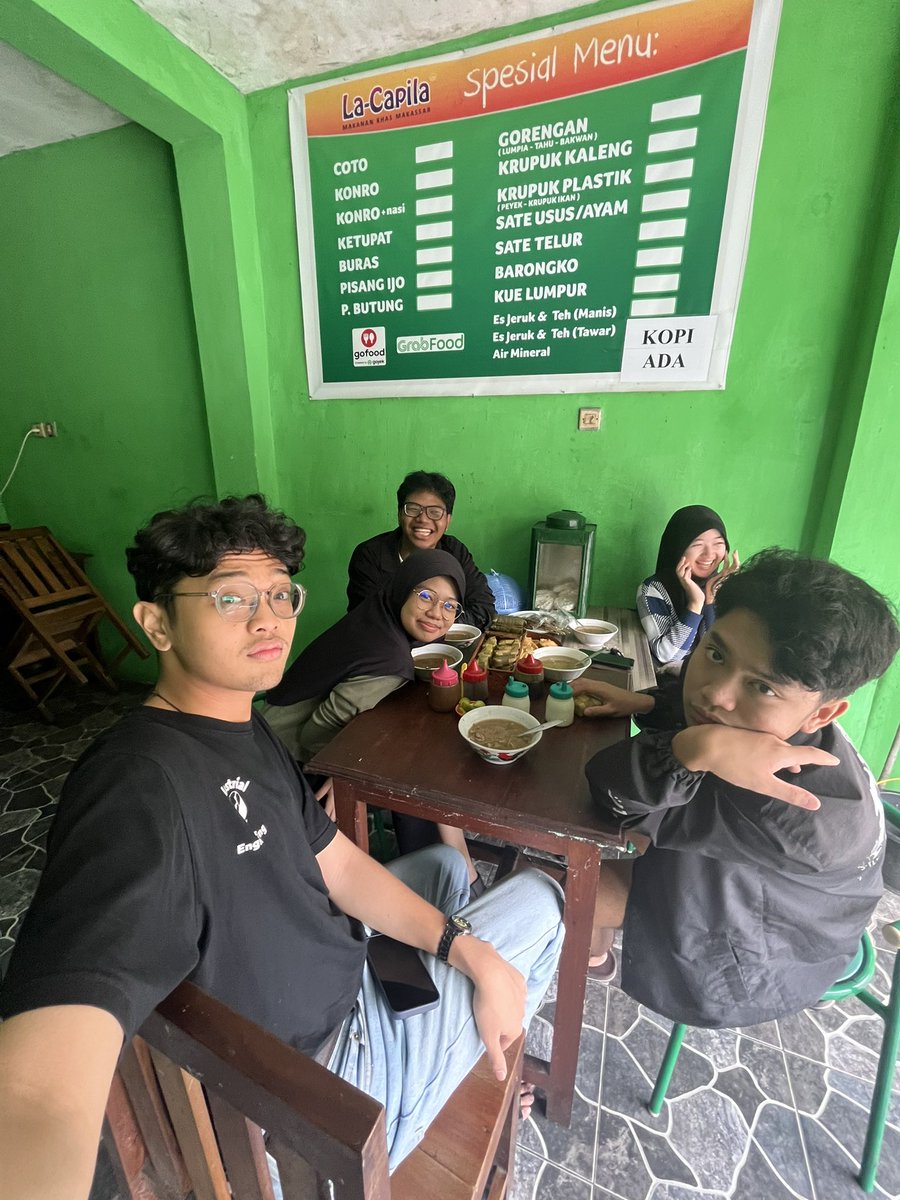 b1ntang0rion's tweet photo. catch a group of muslims, a hindu, and a christian wherever we go https://t.co/qPnfYMLKyD