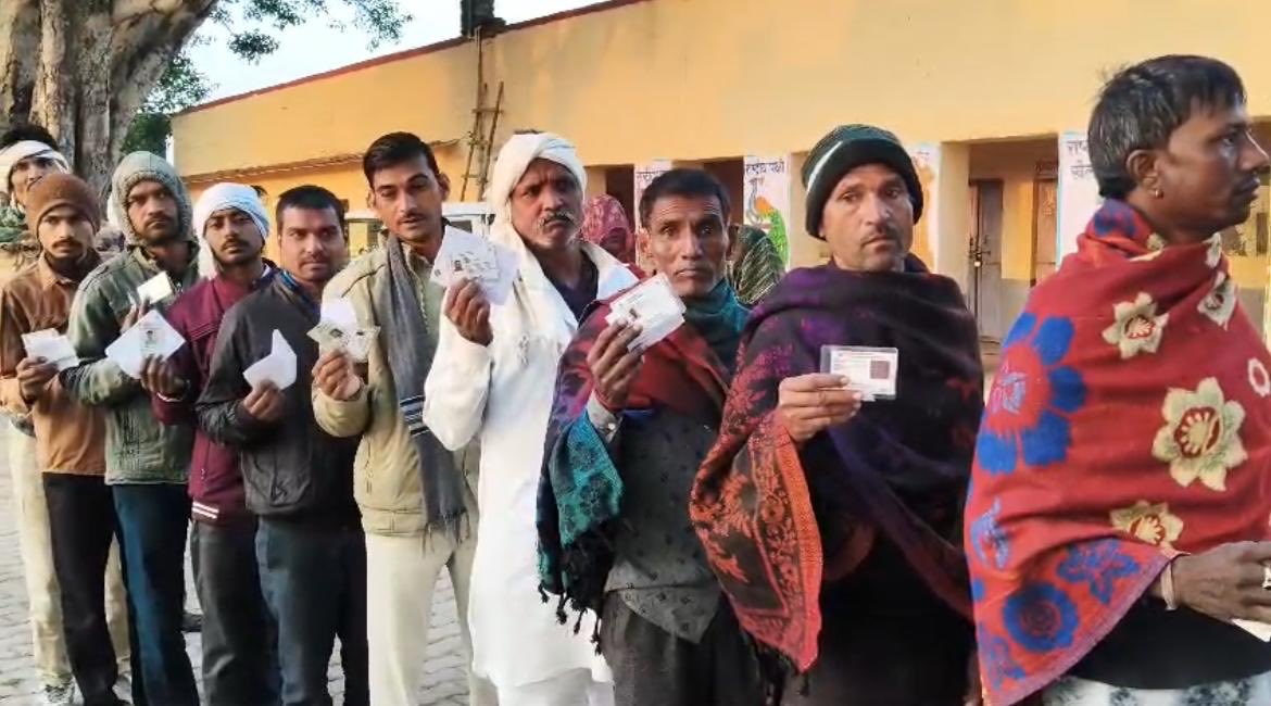 CeoRajasthan's tweet image. 👉अंता विधानसभा उप चुनाव-2025 
👉मतदान जारी 
✌️समूह में पहुँच रहे हैं मतदाता, मतदान के लिए उत्साहपूर्वक अपनी बारी का इंतजार 

@ECISVEEP 
@spokespersonEci
@DIPRRajasthan
@DcDmBaran_
@eroanta193 
@DDNational
@Airnews_jaipur
#GenZVotes #BeTheChange #FutureInYourHands #VoiceYourVote