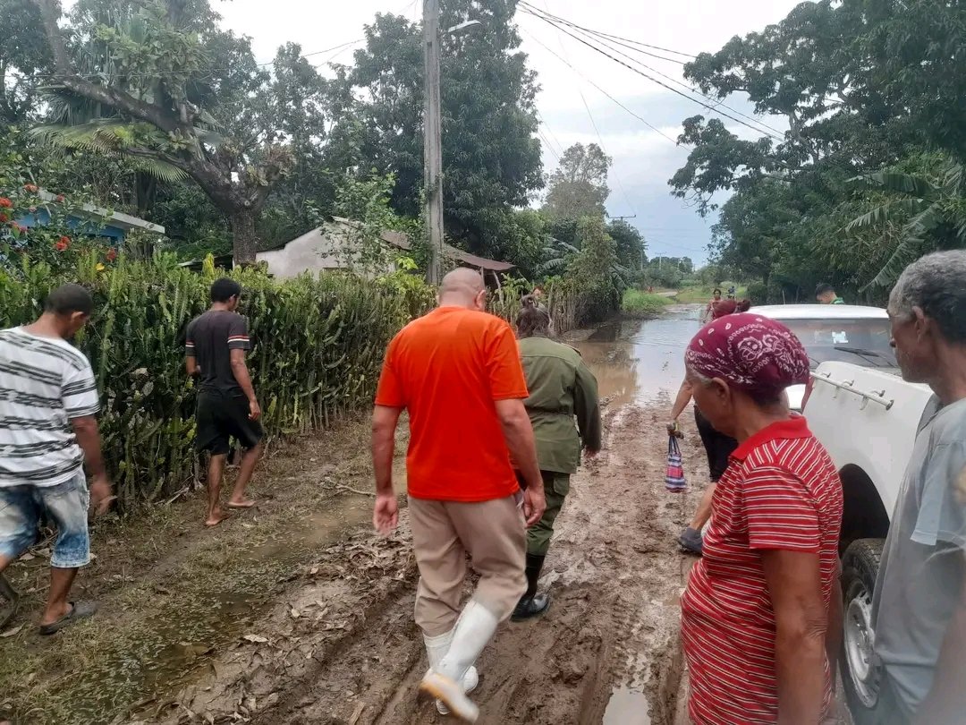 CNCTVGranma's tweet photo. #ProvinciaGranma | Consejo de Defensa Municipal de #Bayamo recorre la comunidad de María Luisa en #Mabay.
FUENTE | @YanetsyCubana , presidenta del Consejo de Defensa Municipal. https://t.co/Iw2GSCJSPD