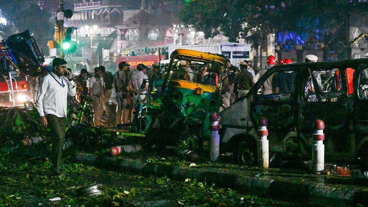 दिल्लीच्या लाल किल्ल्या परिसरात एका कारमध्ये झालेल्या स्फोटात झालेली जीवितहानी अतीव दुःखद आहे. सर्व मृत्युमुखी पडलेल्या निष्पाप नागरिकांना भावपूर्ण श्रद्धांजली अर्पित करतो तसेच जखमी नागरिकांच्या प्रकृतीत लवकर सुधारणा व्हावी अशी प्रार्थना.

#delhiblast #delhiunderattack