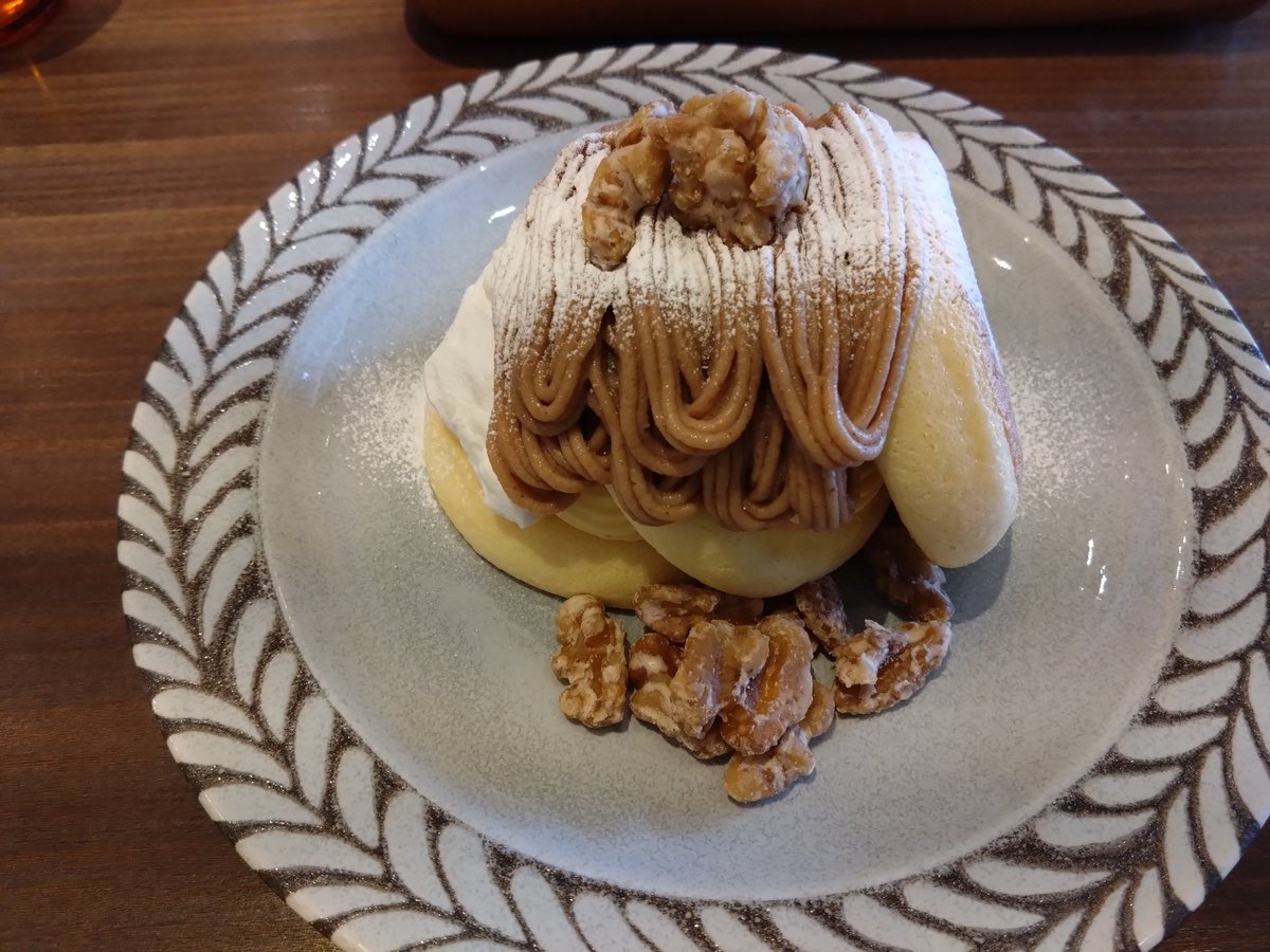 beymore99's tweet photo. パンケーキとモンブランの組み合わせは神だと思う https://t.co/KNBvBKBPa4