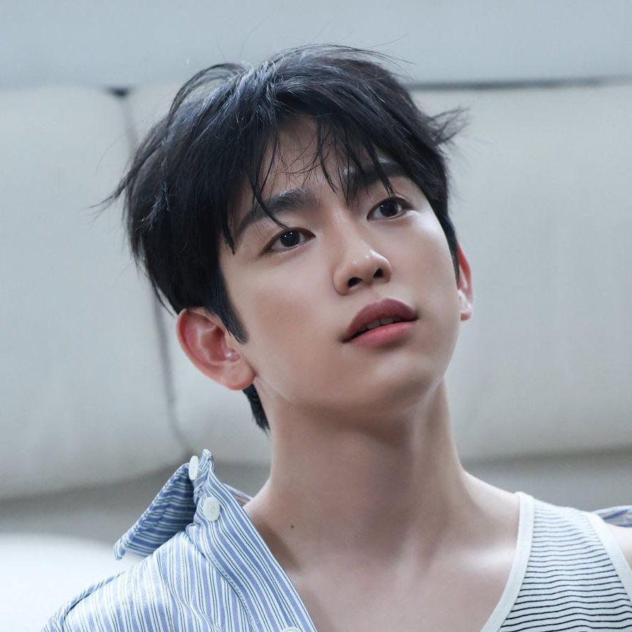 Pop7base's tweet photo. A Naver article reports GOT7’s Park Jinyoung earns rave reviews for High Five. Critics praise his first villain role, perfectly mirroring veteran Shin Goo’s acting. This role marks the rise of actor Park Jinyoung. They added:

“All that’s left is to carve his name on the Blue Dragon trophy.”

You can make this happen by using the following links to vote for him.

Popularity Star 
🔗https://t.co/4DwVbaz6ES
Rookie Male Actor 
🔗https://t.co/vHfEE6MCNi