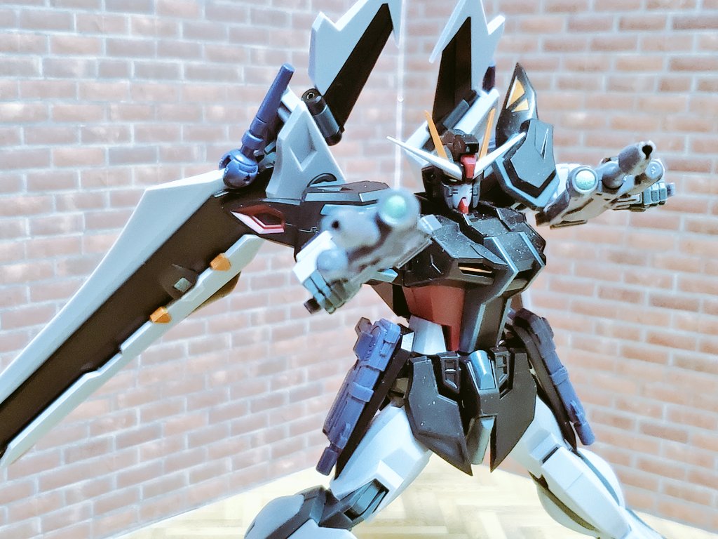 3つの黄金の飾りです UED on X