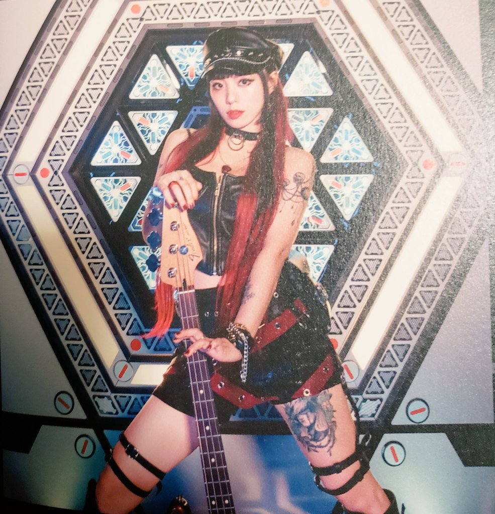 flat6ble's tweet photo. 今日は #ベースの日🎸

私の推しベーシストROLLING QUARTZのAREMさんです💎❤️🖤👑

#RollingQuartz #롤링쿼츠 
#Arem #아름 https://t.co/ginNSCfyBh