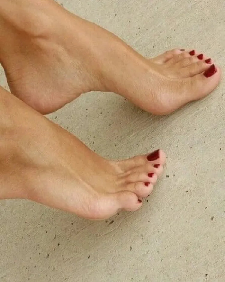 RanaDjango's tweet photo. Those irresistible arches.. #feetfetısh #feetlove #twitterfeet https://t.co/Xf5bJDVPAH