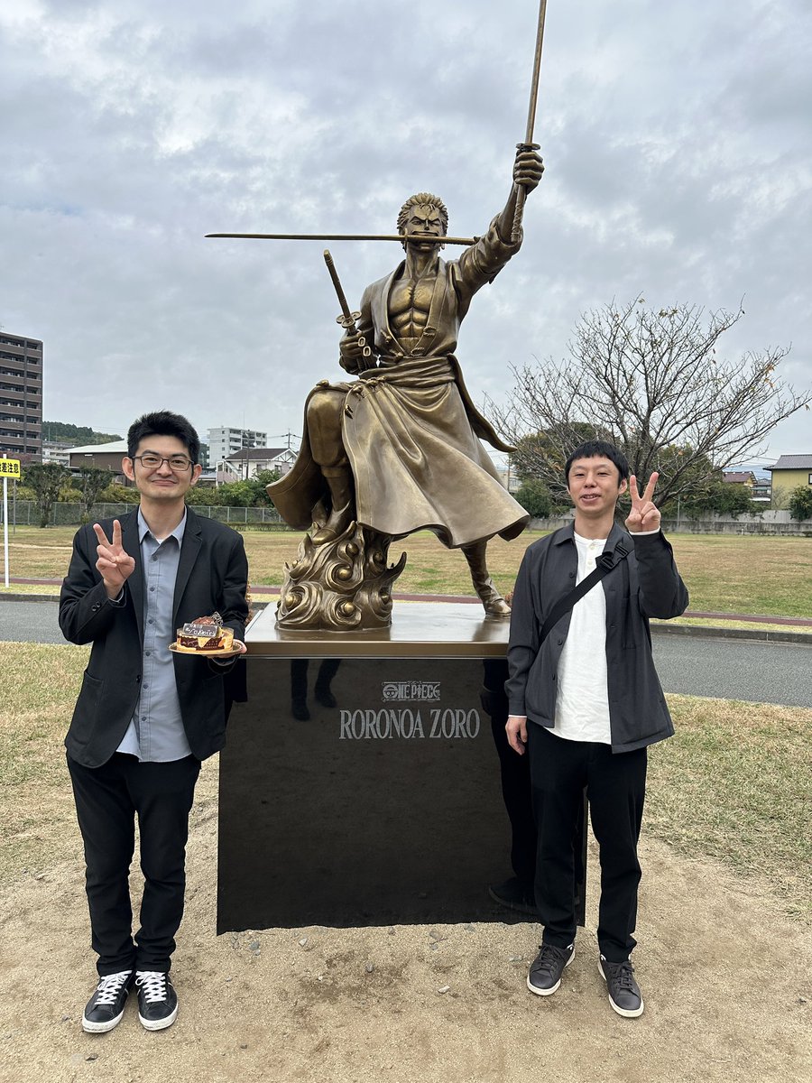GoSummit70928's tweet photo. 「ゾロ 誕生日おめでとう！」
鹿児島からのからお客様と一緒にゾロのお祝いをしました！
#なまけ 様
#ヒサ 様
ありがとうございました！
ウソップ像を見てゾロ像にもお立ち寄りいただきました。
これからブルック像を見にいかれるそうです。
#ゾロ #誕生日おめでとう2025 #大津町 
#鹿児島 https://t.co/CW4SMEHItE