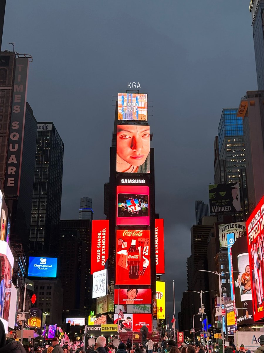 featherfever's tweet image. THANK YOU ##TIRTIR GOOD NITE TAEHYUNG 🌃 #V #kimtaehyung #bts #nyc