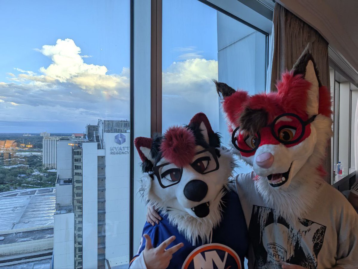Two floofs soaking in the city skyline ✨

🐕‍🦺 <a href="/ZitoTheHusky/">Zito</a> 
🎨 <a href="/QuRsLL_/">✦ 𝖖𝖚𝖗𝖘𝖑𝖑 ✦</a>