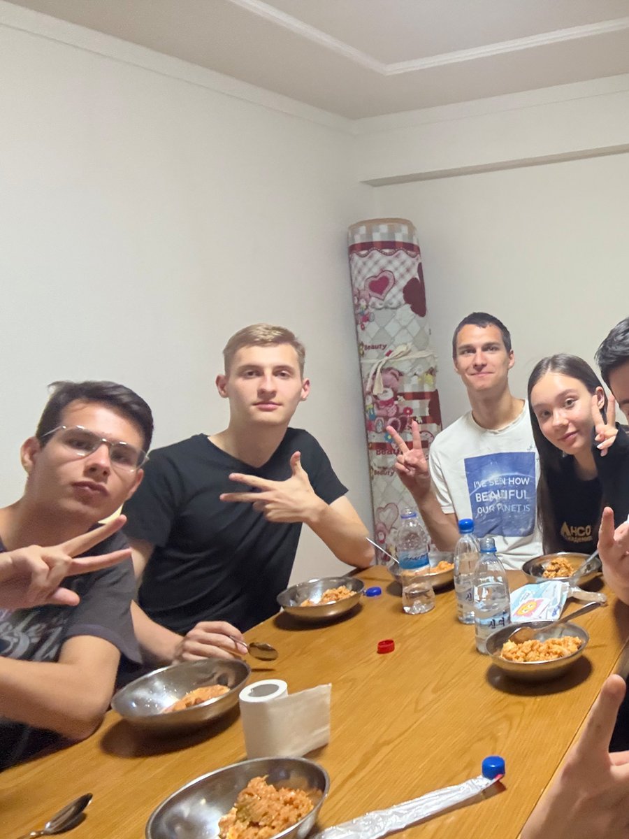 And here are Russian foreign exchange students in North Korea 🇷🇺🇰🇵
