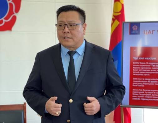 Тамхины цэгийн мэдээ: Намын их хурлаар Хяналтын хорооны дарга Баярбаатарыг зайлуулахаар Занданшатар, Амарбаясгалан нар тохирчээ. Намын эв нэгдлийг сахиулах ажлаа муу хийж, дотроо хагарсан асуудлын нэг гол буруутанаар тодорсон гэнэ. 
Аргагүй ээ улам л байдлыг хурцдуулсан хүн.