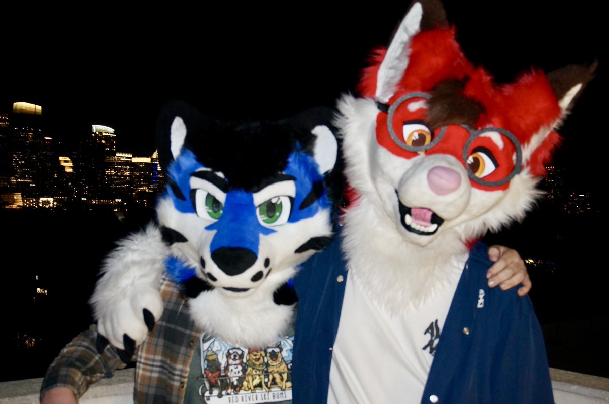 Hanging out with the coolest kitty around! 🤍

@ VanosCat
📸 <a href="/asappyaspen/">Aspen 🌳</a>