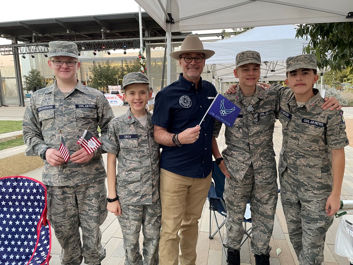 kevinsparkstx's tweet image. Had a great time at the Midland Veterans Partnership parade and cookout. On this #VeteransDay, I join all Texans in honoring our veterans and their families. Your service, sacrifice, and devotion to our country will never be forgotten. Thank you for defending our freedom.