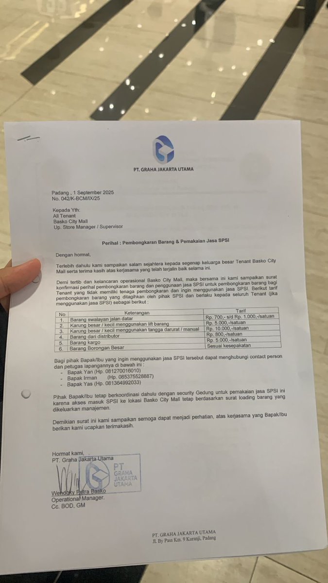 Bagsnur's tweet photo. Buka usaha di Basko City Mall Padang, tiap loading di palak angkut, besaran bisa 5-10jt per pengiriman. Gimana orang mau investasi di sini, kalo gayanya kaya preman gini. #BaskoCityMall https://t.co/FGJPNAkId2