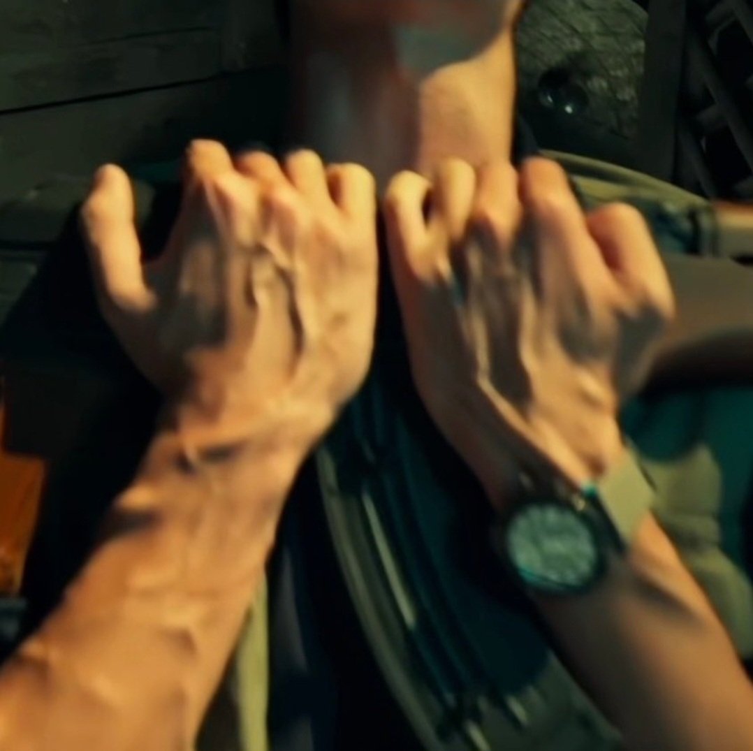 울퉁불퉁 하다.
울퉁불퉁 한.