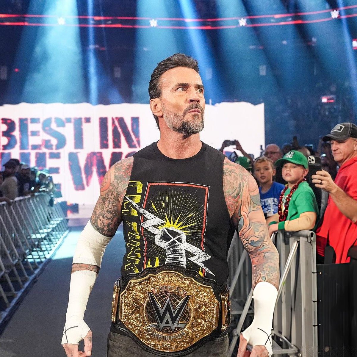 Teffo_01's tweet photo. CM Punk vs John Cena in Cena's Final Raw in MSG would be awesome 🔥 https://t.co/28NSbGfaEK