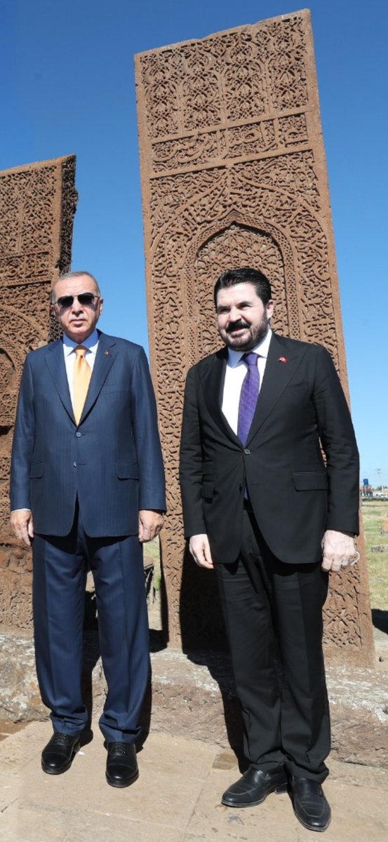 SavciSayan's tweet photo. 🔴Sayın Cumhurbaşkanım,

Rahmetli babam Osmanlı döneminde Paşalık yapmış Hacı Yusuf Paşa’nın ve Mehmet Paşa’nın torunuydu. 

Bölgesinde sözü dinlenen, adaletiyle bilinen, iyi bir ağaydı; gerçek bir kanaat önderiydi. Köyümüzün “köşk” dediğimiz odasında her akşam ileri gelenleri toplar, bölgenin sorunlarını dinlerdi. 

Onun yanında ruspileri, aksakallıları olurdu. 
Çoğu, babam ne dese tasdik eder, her sözüne “evet” derdi. İçlerinde bir tek Kamil Amca vardı ki sürekli karşı çıkar, doğruları çekinmeden söylerdi.

Bir gün çocuk aklımla babama,
“Baba, herkes seni seviyor, alkışlıyor; ama sen en çok Kamil Amca’ya değer veriyorsun. Oysa o hep sana karşı çıkıyor.” dedim.

Babam bana şöyle cevap verdi:
“Ben bugün güçlüyüm. Çoğu, gücüme ‘evet’ diyor. Yarın düşersem hepsi kaçar. Bana gücümden dolayı sadakat gösteren değil, zor zamanda da doğruları söyleyendir kıymetli olan. 
Benim yanımda duracak adam Kamil Amcandır.”

O zaman anlamamıştım; bugün sizin yaşadıklarınıza bakınca daha iyi anlıyorum.

Sayın Cumhurbaşkanım, siz bu ülke için gerçekten lazımsınız. Bu sözlerim gönülden, samimi duygularımdır. Sizi seviyor ve saygı duyuyorum. 

Ancak yanınızda yıllarca sizin sayenizde makam, mevki edinmiş bazı kişiler bugün CHP ve değişik güç merkezleri ile iş tutmakta, birlikte hareket etmektedirler.

Parasını sizden çok seven, çıkarının peşinde koşan kimi iş insanları da bunlara destek veriyor, ve birlikte size operasyon çekmeye çalışıyorlar.

Bu ülke zor bir dönemden geçiyor. Siz, bu milletin güven duyduğu bir lider olarak Türkiye için çok önemlisiniz. 

Dünyanın ve Ortadoğu’nun bu hareketli döneminde sizin yokluğunuz ya da güç kaybetmeniz, Türkiye için büyük bir kayıp olur. 

Çünkü onların derdi ülke değil; sizin sonrasında oluşacak boşluğu doldurmak, güç arayışı ve fırsat peşinde koşmaktır.

Onların derdi 
sizsiz AK PARTİ ve 
sizsiz TÜRKİYE.

Sayın Cumhurbaşkanım, size gönülden bağlı bir kardeşiniz olarak rica ediyorum: Bu ülkeye aşk ile hizmet eden sizsiniz; yolunuza ihanet edenlerle yürümek zorunda değilsiniz. 
Bunlara güvenmeyin, gereğini yapın..

Millet sizi seviyor, size inanıyor ve güveniyor. Gereğini yapacağınıza olan inancım tamdır.