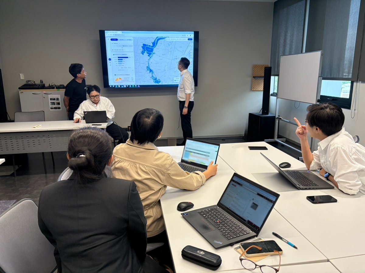 PlusPropertyTH's tweet photo. 🚩 พลัสฯ เข้มมาตรการรับมือน้ำเหนือ–น้ำหนุน–น้ำฝน พร้อมเฝ้าระวังและเสริมแนวป้องกันน้ำท่วมอย่างใกล้ชิด เพื่อให้ทุกโครงการปลอดภัย และลูกบ้านอุ่นใจในทุกสถานการณ์

🛡️ เปิด War Room หน่วยงานฉุกเฉิน Emergency Response Team(ERT)
ติดตามสถานการณ์น้ำอย่างต่อเนื่องตั้งแต่สัปดาห์ที่ผ่านมา โดยขณะนี้ระดับน้ำในแม่น้ำเจ้าพระยายังคงอยู่ในระดับสูง คาดว่าจะทรงตัวในช่วงวันที่ 11–12 พฤศจิกายน ก่อนมีแนวโน้มลดระดับลงในระยะต่อไป

🕛 สถานการณ์ล่าสุด
เขื่อนเจ้าพระยาได้ปรับการระบายน้ำอยู่ที่ 2,900 ลบ.ม./วินาที และมีภาวะน้ำทะเลหนุน ส่งผลให้พื้นที่ลุ่มริมแม่น้ำเจ้าพระยาอาจมีความเสี่ยงต่อภาวะน้ำเอ่อล้น

ฝ่ายจัดการฯ จึงได้กำหนดพื้นที่เฝ้าระวังเป็นพิเศษ ได้แก่
1️⃣ โครงการที่อยู่ในรัศมี 10 กม. จากแนวแม่น้ำเจ้าพระยา
2️⃣ โครงการโซนบางแค และสมุทรปราการ (พื้นที่สูงกว่าระดับน้ำปานกลางประมาณ 0.5 เมตร)
3️⃣ โครงการโซนคลองสามวา และมีนบุรี (พื้นที่สูงเกินกว่าระดับน้ำปานกลางประมาณ 0.5 เมตร)

📋 ทีมพลัสฯ ทุกหน่วยงานอยู่ในโหมด “ติดตาม–ประเมิน–เตรียมพร้อมตลอด 24 ชั่วโมง ” 
พร้อมประสานข้อมูลกับหน่วยงานท้องถิ่นเพื่ออัปเดตสถานการณ์แบบเรียลไทม์ นอกจากนี้ ยังได้เตรียมอุปกรณ์ป้องกันน้ำท่วมครบครัน ทั้งกระสอบทราย เครื่องสูบน้ำ และเส้นทางเคลื่อนย้ายในกรณีฉุกเฉิน เพื่อให้สามารถรับมือได้ทันทีหากสถานการณ์เปลี่ยนแปลง

ภายในโครงการ ทีมงานตรวจวัดระดับน้ำวันละ 2–4 ครั้ง พร้อมแจ้งข้อมูลให้ลูกบ้านทราบผ่านแอปพลิเคชันอย่างต่อเนื่อง หากพบแนวโน้มระดับน้ำเพิ่มสูงเข้าสู่ระดับเสี่ยง จะยกระดับมาตรการป้องกันทันที

ขณะนี้ทุกโครงการยังอยู่ในเกณฑ์ปลอดภัย พลัสฯ จะยังคงเดินหน้าปฏิบัติการเชิงรุก ผ่าน War Room และทีมงานประจำโครงการเพื่อให้ทุกครอบครัว อุ่นใจ มั่นใจ และปลอดภัยในทุกสถานการณ์ ✅

พลัสฯ ดูแลจากใจ พร้อมเคียงข้างทุกสถานการณ์
________________________________
𝙋𝙇𝙐𝙎 𝙇𝙞𝙫𝙞𝙣𝙜 𝙈𝙖𝙣𝙖𝙜𝙚𝙢𝙚𝙣𝙩   
ผู้นำด้านบริหารนิติบุคคลคอนโด หมู่บ้าน 
มาตรฐานสากล การันตีรางวัล 
Best Property Management 2024-2025

📱 ปรึกษาเราตอนนี้ 02 688 7555
💬 คลิก https://t.co/m9zbF9zrdp

#PlusProperty #PlusLivingManagement  #PlusForYourLiving #นิติบุคคลคอนโด #นิติบุคคลอาคารชุด #นิติคอนโด #บริหารงานนิติบุคคล #นิติบุคคลหมู่บ้าน