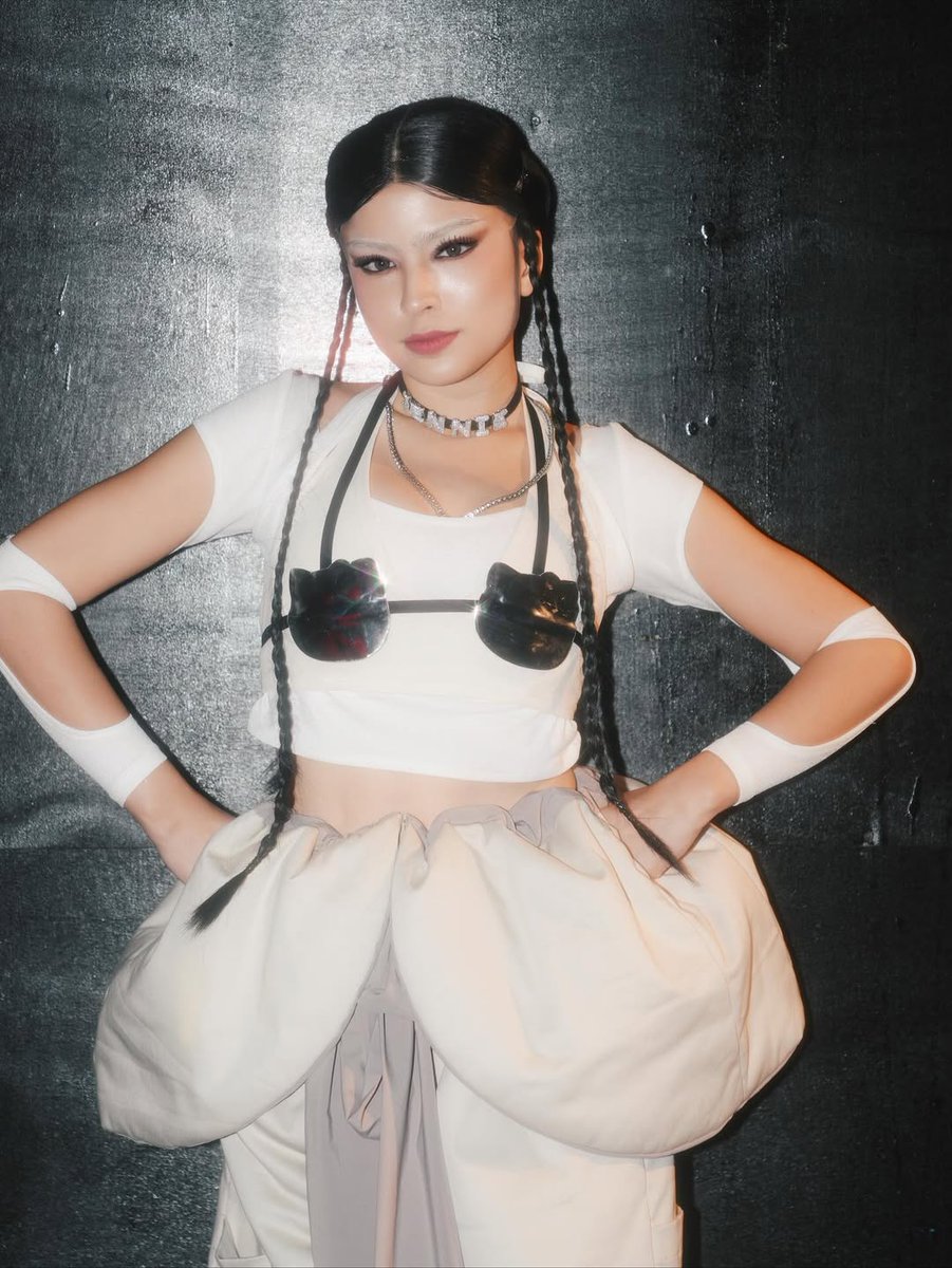 PilipinasToday_'s tweet photo. ALEXA ILACAD CHANNELS HER INNER JENNIE!

Nag-transform bilang ang K-pop superstar na si Jennie ang actress-singer na si Alexa Ilacad para sa kanyang latest performance sa 'Your Face Sounds Familiar.'

“But have you ever met JENNIE?” caption ni Alexa sa kanyang Instagram post.

📸 alexailacad/Instagram

#PilipinasToday
#AlexaIlacad
#Jennie
#YourFaceSoundsFamiliar