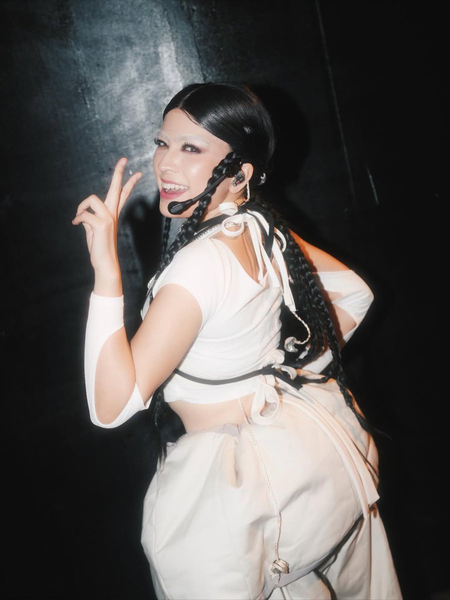 PilipinasToday_'s tweet photo. ALEXA ILACAD CHANNELS HER INNER JENNIE!

Nag-transform bilang ang K-pop superstar na si Jennie ang actress-singer na si Alexa Ilacad para sa kanyang latest performance sa 'Your Face Sounds Familiar.'

“But have you ever met JENNIE?” caption ni Alexa sa kanyang Instagram post.

📸 alexailacad/Instagram

#PilipinasToday
#AlexaIlacad
#Jennie
#YourFaceSoundsFamiliar