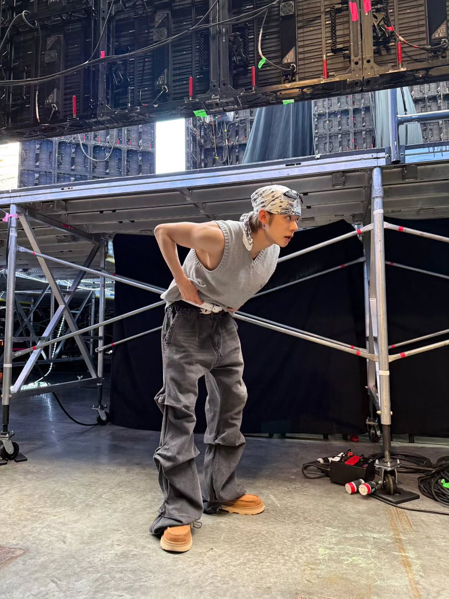 Yawnezn's tweet photo. The noise, the lights, the people, it all moves so fast. But i’m grateful for every second of it. Thanks for being here, for letting me be a little messy, a little real. I’ll keep showing up as me. Flaws, fire, and all. https://t.co/7FKuqHLkWH