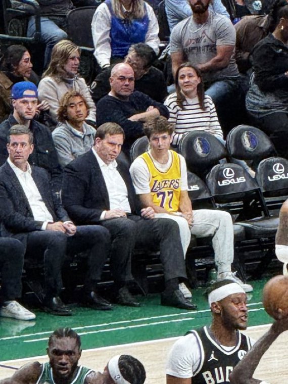 DallasMavsLATAM's tweet photo. El chico que habla con Patrick Dumont es Nickolas Dickanson. Le hizo “fuck you” al dueño de los Mavs en el partido inaugural y su papá lo obligó a acercarse a pedir disculpas.

La seguridad lo dejó pasar y sentarse en primera fila.

Cuando le consultaron por la camiseta, dijo que la compró para mostrar su opinión sobre el trade de Luka.

Insólita historia.

(via @RonKnowsSports)