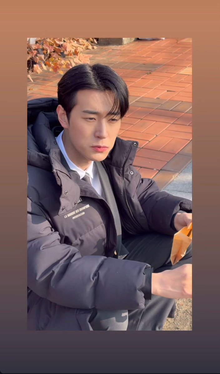 JCfan19932001's tweet photo. 기여운건 셋뚜로 보쟈:) 🐶🐱 https://t.co/o8F3VkDrjM