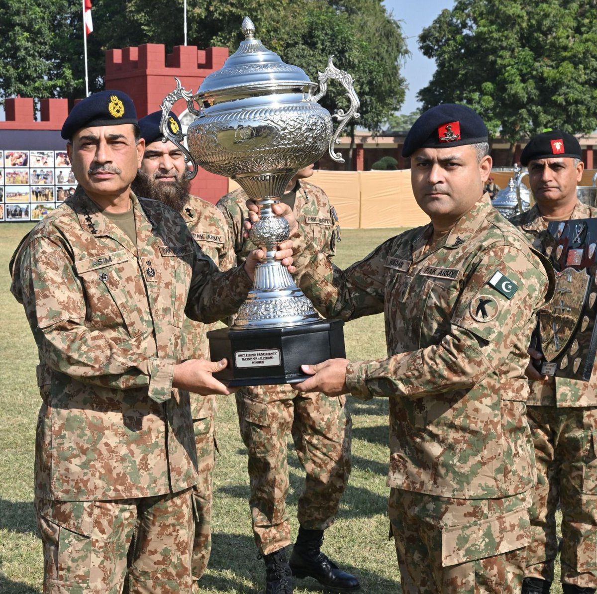 🚨نشانہ بازی میں مہارت ہمیشہ فوجی تربیت کا بنیادی مقصد رھی ھے ‘‘، فیلڈ مارشل سید عاصم مُنیر جہلم میں پاک آرمی رائفل ایسوسی ایشن کے مقابلے جیتنے والی ٹیم کو ٹرافی دے رہے ہیں۔۔!!