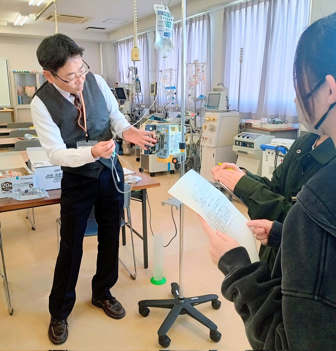 \\輸液ポンプ実習//

臨床工学学科2年生が輸液ポンプの実習に挑戦✨

一定の速度で設定量の薬液を投与します🏥

藤田先生のおもしろくて分かりやすい説明のおかげで、学生たちはまたひとつ知識が増えました😉

#輸液ポンプ
#臨床工学技士
#四国医療福祉専門学校