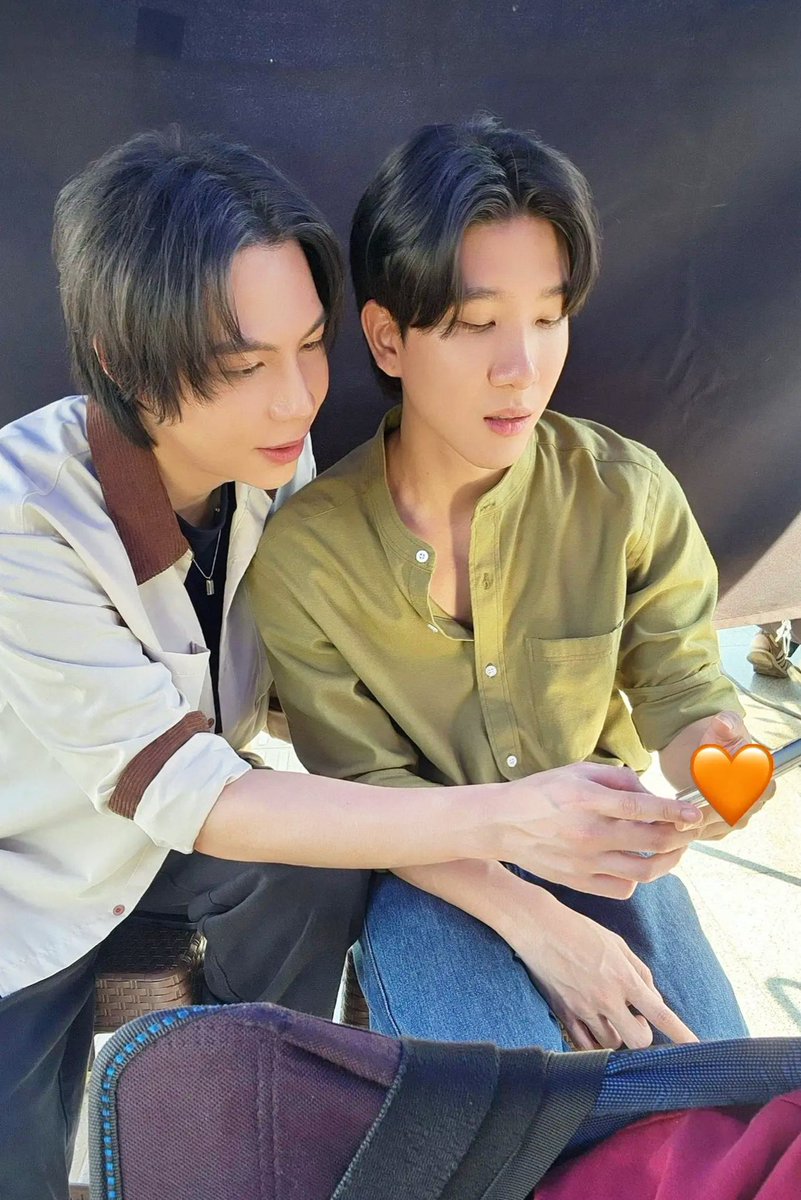 “My new phone is kinda heavy, so I need someone to help me hold it.” 😌

#CatForCashQ19 #CatForCash  
#FirstKhaotung #เฟิร์สข้าวตัง