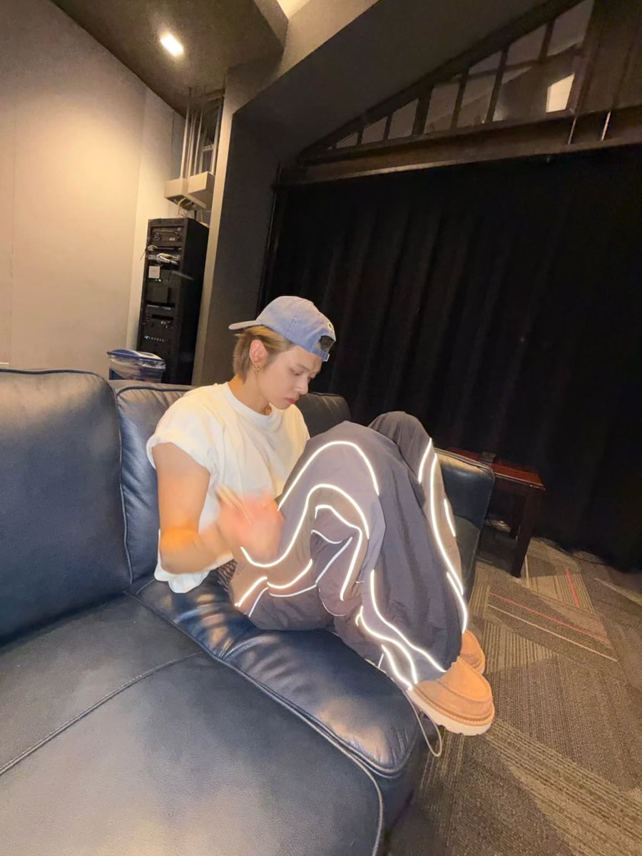 Yawnezn's tweet photo. Couch never felt this comfy before. https://t.co/SFpWRrKap3