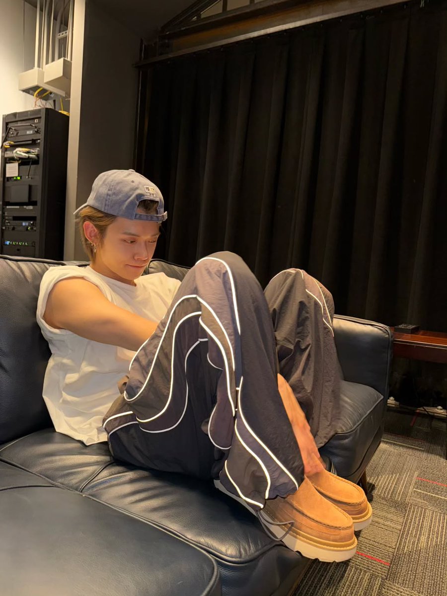 Yawnezn's tweet photo. Couch never felt this comfy before. https://t.co/SFpWRrKap3
