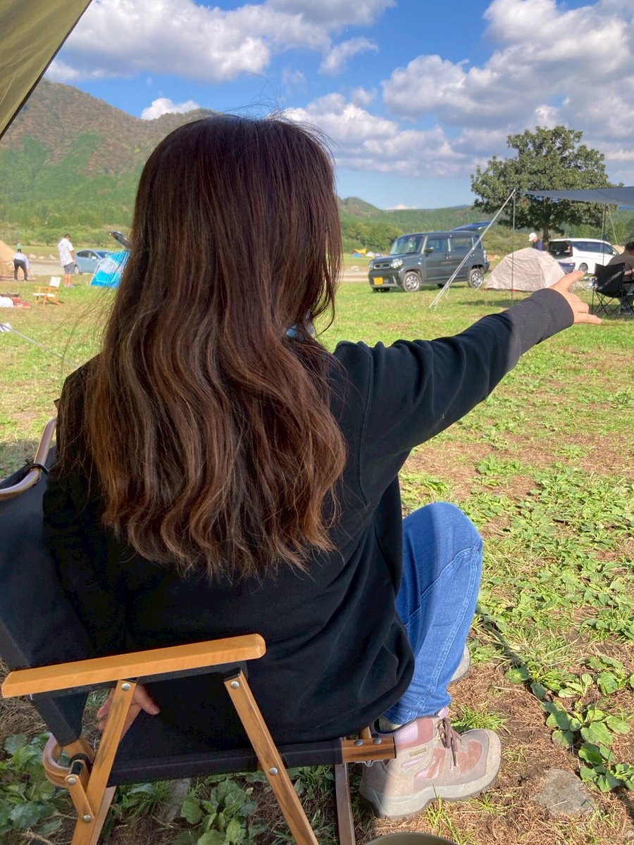 10月末のふもとっぱらで、友達が
知らぬ間に私の後ろ姿の画像撮ってくれていて、昨日送られてきました。

今はヘアドネーションのために伸ばしていて、おそらく生涯最後のロングヘアー。
背景がキャンプ中って良い記念になるなぁ😊